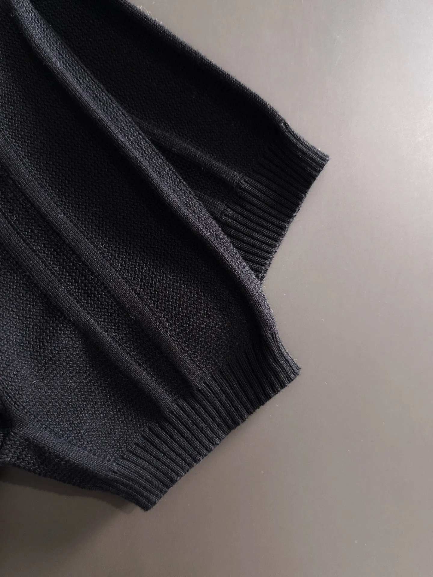 Next day shipment LP high quality Loro Piana 26ss New Arrival men's short-sleeved T-shirt Made of combed cotton yarn knitted cotton fabric, no pressure when entering and exiting the counter Exclusive control of raw materials It feels substantial when weighed, and the upper body is more textured than ordinary T-shirts. This texture can cope with the weather easily and is suitable for both hot and cold! Loose fit design, looks noble. The only correct version is available Size: M to XXXL